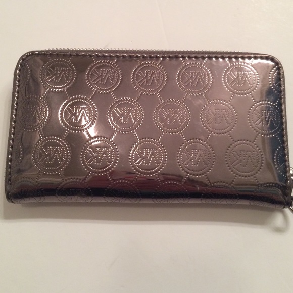 LAST CHANCE‼FINAL ️Gorgeous Silver Metallic Wallet - Picture 3 of 4